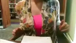 بالملل سيارة لمدة ثلاثة أطفال في الدانتيل الأسود للتأكد من أن الفرخ كلها للتدخين