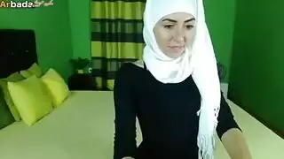 محجبة لعب علي السرير