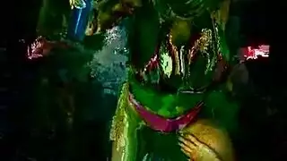 قضيب بازوكا كبير في حركة خام وقوية