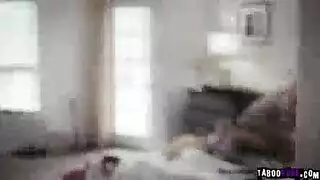 يرضع بزاز الام الشرموطة و بنتها نائمة امامها عارية