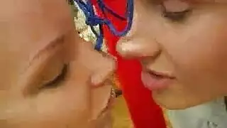أرنوبة الصالة الرياضية النحيفة تأخذه بعمق