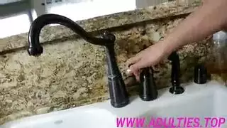 بلع عميق للقرنية وجنس قوي مع الترانزيستور