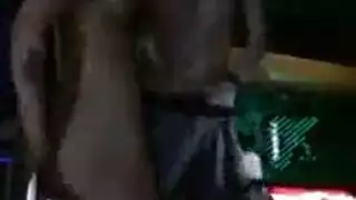 مدمنة قضيب كلاسيكية تُدق بعنف وتُضرب