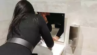الإلهة الموشومة تحصل على ثدييها الطبيعيين الكبيرين ممتلئين ومغطيين