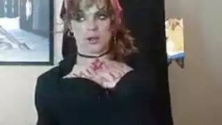 إصبع عاهرة ثنائية الجنس ممتلئة في غرفة فندق