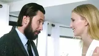 فتاة ترتدي ملابس رجالية تمارس الجنس مع صديقها بعنف