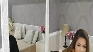 لعب هرة مثلي: أصابع وألسنة في حركة
