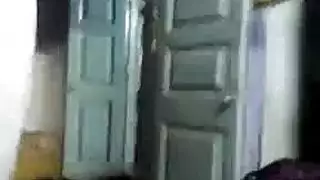 امرأتان تقبيلان بعضهما البعض أمام رجل كلاهما كلاهما