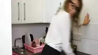 شهوة زي الممرضة الشقراء: اختناق من قضيب قاسٍ