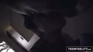 نيك عنيف: تدمير كس بنية ضيق بقضيب ضخم