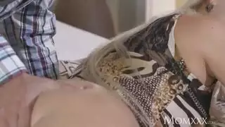 تدخل صديقها الى الحمام لكي ينيكها