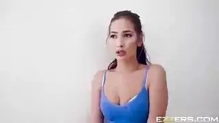 يغتصب أخته في لحمام وينيكها بعنف