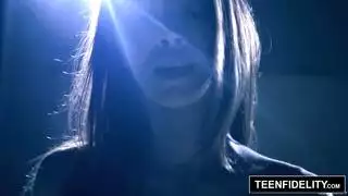 سمراء حارة في فيلم إكس إكس إكس صريح: مص قضيب وجماع عنيف
