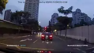 بنت تمشي بكعبها على الاكل