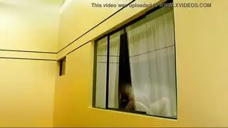 تقلع هدوم فى محل ملابس