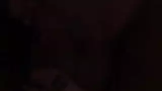 وجه نظير بوف يتم تلقينه بواسطة شقراء مقيّدة على قضيب كبير