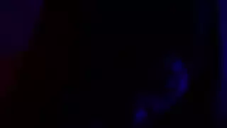 بنت لا تتوقف عن القفز