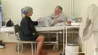 ممرضة سيئة تعطي دش الاحترار لساندرا، وهي امرأة مبهجة تحب الكثير
