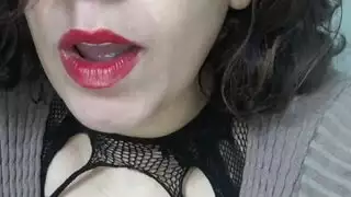 زوجة عربية مستسلمة تُهيمن عليها من قبل غريب بينما الزوج يشاهد