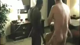 زوجة فاتنة تعلم زوجها كيف يتعامل معها بقضيبه الكبير