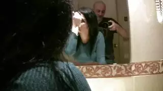 ملكة شرجية ناضجة سمراء تأخذه بقسوة في المؤخرة