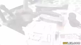 شقراء تتعرض لثنائي من ملكات القضيب الاصطناعي ذوات البشرة السمراء في مثلث جنسي صريح