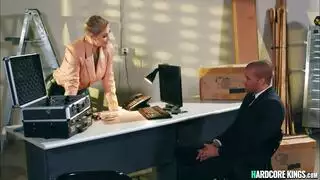 نيمفو تحصل على كسها يضرب بقوة