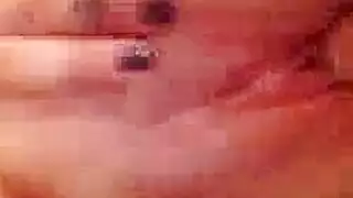 فتاة جذابة بمنحنيات كبيرة ترتدي ملابس داخلية حمراء تفرك عملاً ضخمًا إلى أقصى صلابة