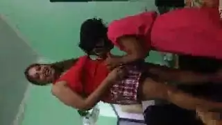 وضعية الكلب بقوة: جلسة قاسية تركز على المؤخرة