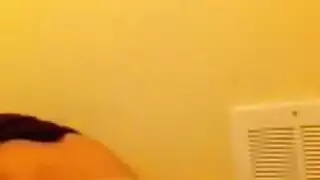 مراهقة مشاغبة تحصل على قذف داخلي علني عند المسبح