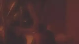إباحية منفردة صريحة: كات كالي تفرك صدرها الكبير على الكرسي