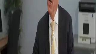 نيك مكاتب صعب: من يستطيع ضربها بقوة أكبر؟