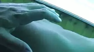 مص قبل اللعب: تبتلع حمولة صديقها قبل وصول رفيقه