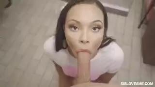الأخ غير الشقيق يحصل على خدمة لقضيبه من فم أدريانا مايا