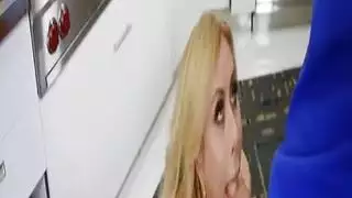 ربة منزل خائنة تمارس الجنس المزدوج مع نساء ممتلئات