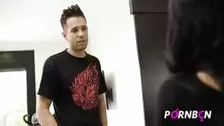 رجل يجبر فتاة على نيكها ويضربها بقوة على وجهها