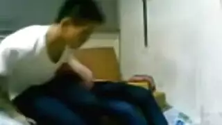 الإبنة تستدعي حبيبها لينيكها في غرفتها و تتطفل الأم ثم تنظم