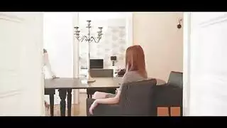 فتاتان مثيرتان شعرهما أحمر ناشئات تشاركان قضيبًا ومنيًا