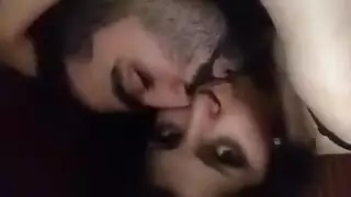 واد وأمه فى المطبخ بتغسل صحون ولابسه جوانتى