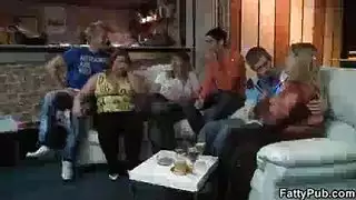 الفحل الأكبر سناً يهيمن بقضيبه الكبير