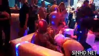 الأخ يُجبر نفسه على أخته في مقطع إباحي