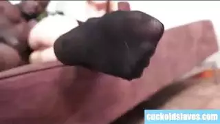 الفتاة الناضجة تأخذ عضواً ذكرياً صناعياً بحجم حصان بعمق