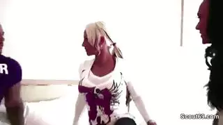 ثنائي ناضج وشاب في تمثيلية محرمة بالتراضي