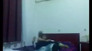 فتاة مغرورة تطلق هزة جماع غزيرة