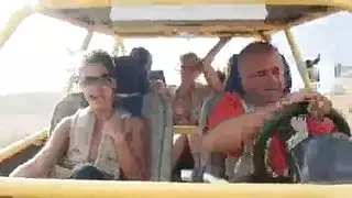 فتاة صغيرة تأخذ قضيب أسود وحشي بخشونة