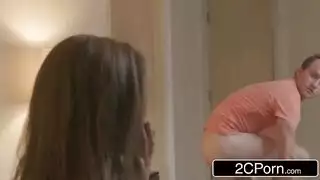 أخت عارية الصدر تُقاطع وهي تتوق لجنس عنيف
