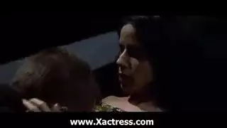 شهوة عائلية محرمة: امرأة أكبر تفسد شابًا صغيرًا