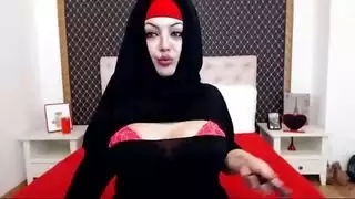 كاميرا ويب إكس إكس إكس: فتاة مسلمة ممتلئة تخلع حجابها لمشهد جنسي صريح