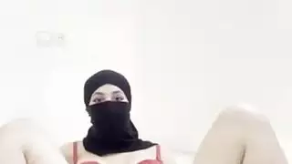 خيال محجبة: استمناء صريح لفتاة مسلمة للفرج والبظر
