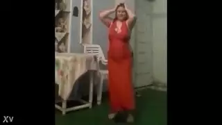 رقصة عربية مثيرة تطلق العنان لجنس ثلاثي قوي